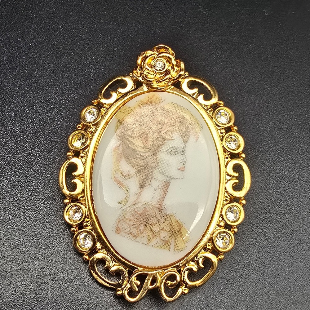 Avon Cameo brooch Gold Tone Presidents Club PC Vintage Jewelry